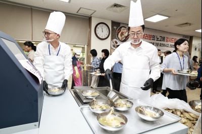 여름철 직원격려 삼계탕 배식 KakaoTalk_20250722_130926852_03_크기변경.jpg