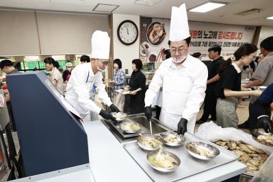 여름철 직원격려 삼계탕 배식 KakaoTalk_20250722_130926852_02_크기변경.jpg