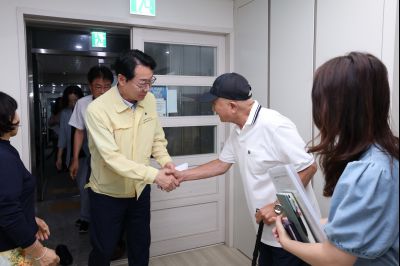 정명근 시장 폭염대비 센트럴파크 서희스타일스 1차 경로당 방문 3J2A7925_크기변경.JPG