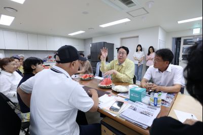 정명근 시장 폭염대비 센트럴파크 서희스타일스 1차 경로당 방문 3J2A7981_크기변경.JPG