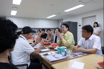 정명근 시장 폭염대비 센트럴파크 서희스타일스 1차 경로당 방문 3J2A8013_크기변경.JPG