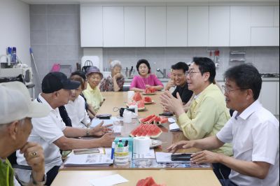 정명근 시장 폭염대비 센트럴파크 서희스타일스 1차 경로당 방문 3J2A8022_크기변경.JPG