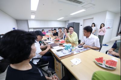 정명근 시장 폭염대비 센트럴파크 서희스타일스 1차 경로당 방문 3J2A8099_크기변경.JPG