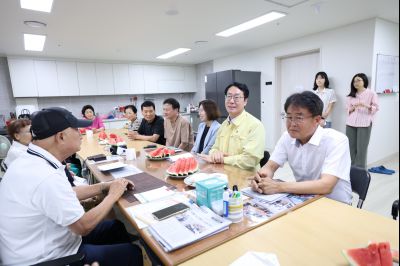 정명근 시장 폭염대비 센트럴파크 서희스타일스 1차 경로당 방문 3J2A8102_크기변경.JPG