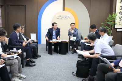 정명근 시장 농어촌공사 관계자 면담 KakaoTalk_20250807_153922577_03_크기변경.jpg
