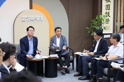 정명근 시장 농어촌공사 관계자 면담 KakaoTalk_20250807_153922577_04_크기변경.jpg