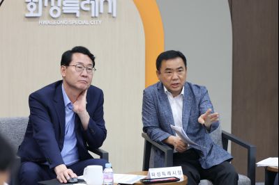 정명근 시장 농어촌공사 관계자 면담 KakaoTalk_20250807_153922577_05_크기변경.jpg