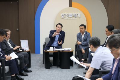 정명근 시장 농어촌공사 관계자 면담 KakaoTalk_20250807_153922577_06_크기변경.jpg