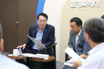 정명근 시장 농어촌공사 관계자 면담 KakaoTalk_20250807_153922577_크기변경.jpg
