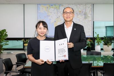 임기제 공무원 임용장 교부 KakaoTalk_20250808_163911442_07_크기변경.jpg
