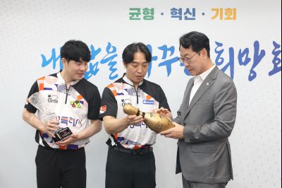 정명근 시장 프로볼링팀 우승격려 photo_resize46.jpg