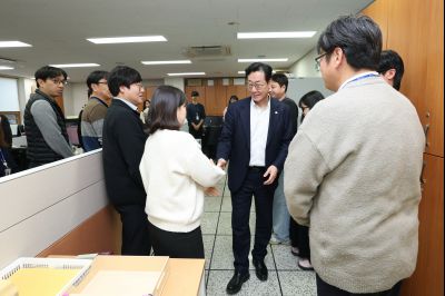 2025년 직원과의 송년인사 C1KS1808.JPG