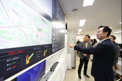 2025년 직원과의 송년인사 C1KS1990.JPG