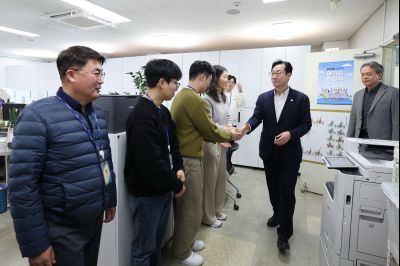 2025년 직원과의 송년인사 C1KS2006.JPG