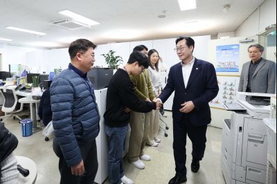 2025년 직원과의 송년인사 C1KS2012.JPG