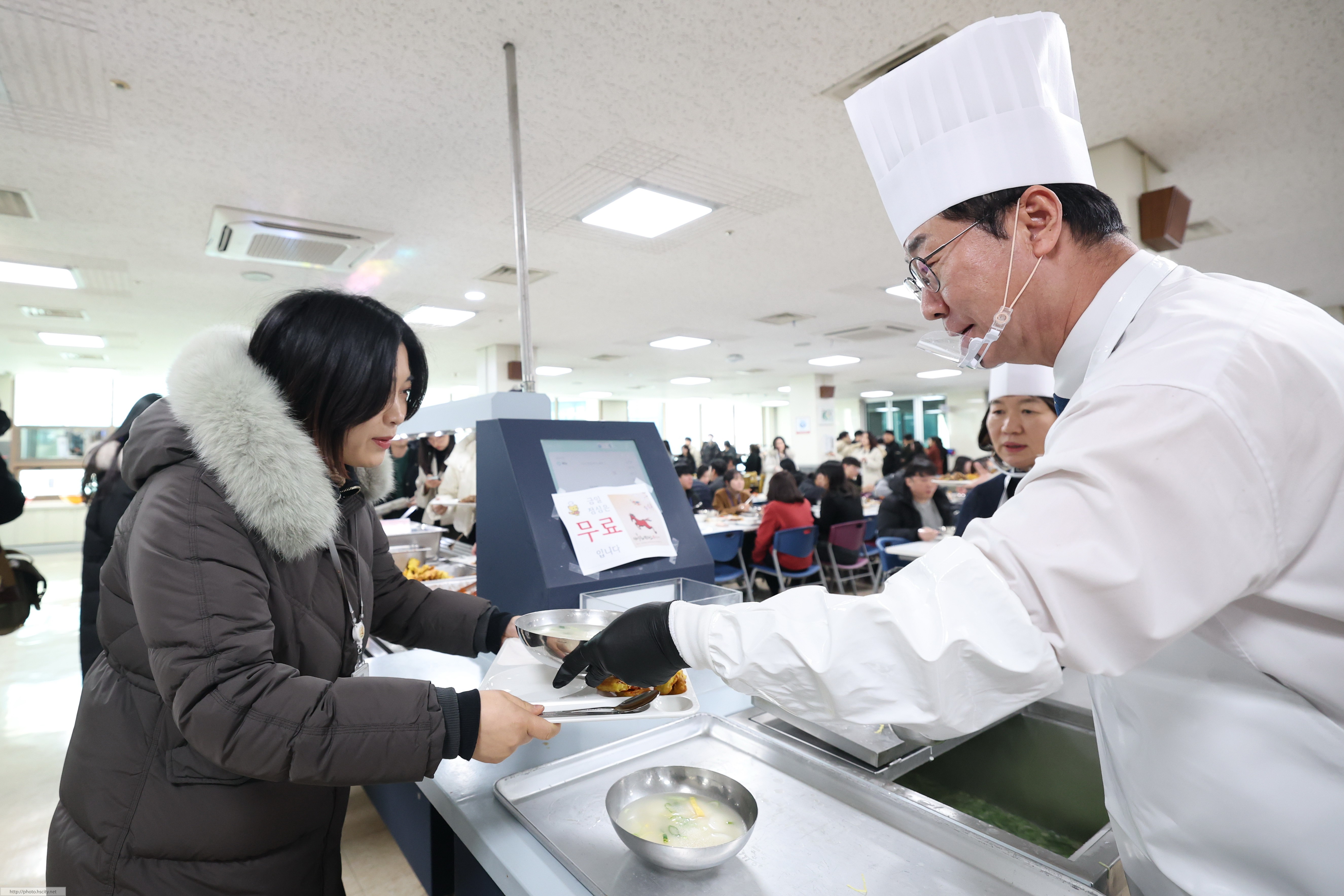 새해맞이 구내식당 떡국 배식 