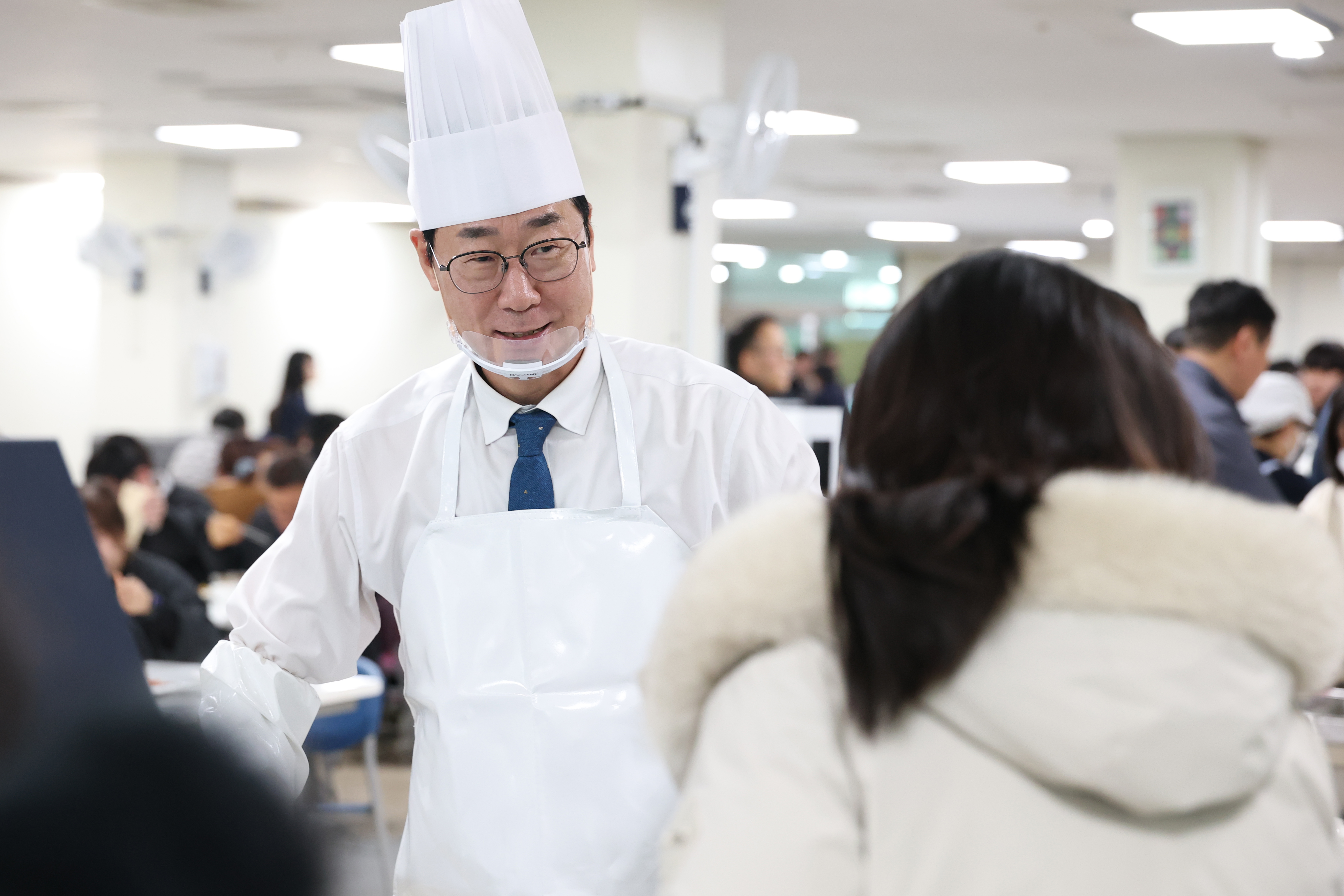 새해맞이 구내식당 떡국 배식 