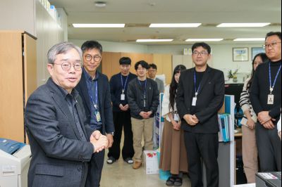 2025년 직원과의 송년인사 0D0A3987.jpg