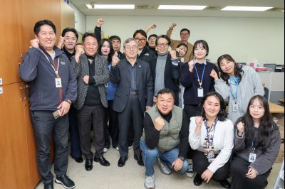 2025년 직원과의 송년인사 0D0A4164.jpg