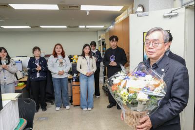 2025년 직원과의 송년인사 0D0A4205.jpg