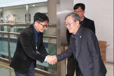 2025년 직원과의 송년인사 0D0A4293.jpg