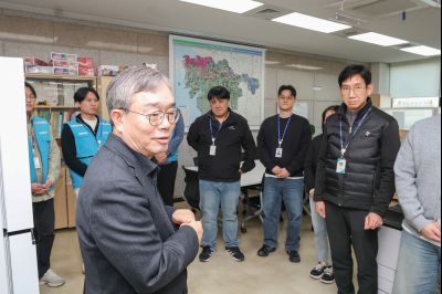 2025년 직원과의 송년인사 0D0A4723.jpg