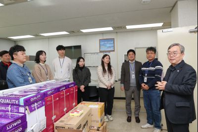 2025년 직원과의 송년인사 0D0A4834.jpg