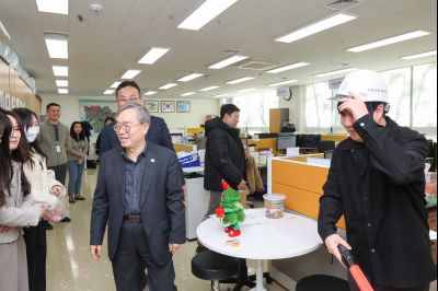 2025년 직원과의 송년인사 0D0A4985.jpg