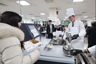 새해맞이 구내식당 떡국 배식 C1KS5229.JPG