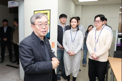 2025년 직원과의 송년인사 0D0A5384.jpg