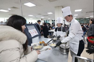 새해맞이 구내식당 떡국 배식 C1KS5235.JPG