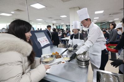 새해맞이 구내식당 떡국 배식 C1KS5237.JPG