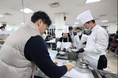 새해맞이 구내식당 떡국 배식 C1KS5248.JPG