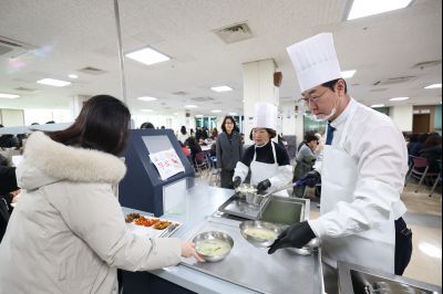 새해맞이 구내식당 떡국 배식 C1KS5251.JPG