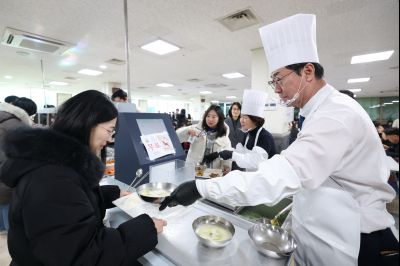 새해맞이 구내식당 떡국 배식 C1KS5253.JPG