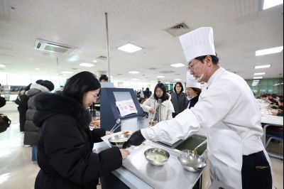 새해맞이 구내식당 떡국 배식 C1KS5259.JPG