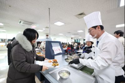 새해맞이 구내식당 떡국 배식 C1KS5265.JPG