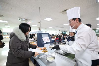 새해맞이 구내식당 떡국 배식 C1KS5270.JPG