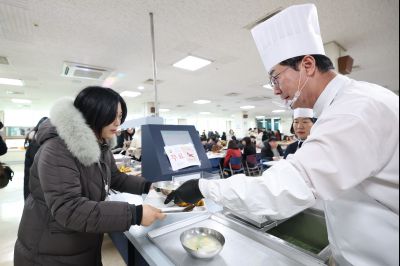 새해맞이 구내식당 떡국 배식 C1KS5272.JPG