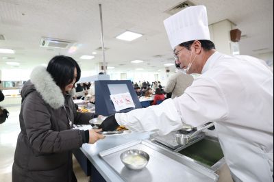 새해맞이 구내식당 떡국 배식 C1KS5281.JPG