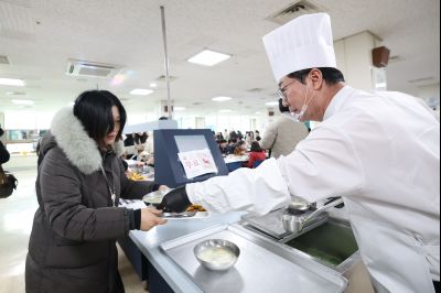 새해맞이 구내식당 떡국 배식 C1KS5284.JPG