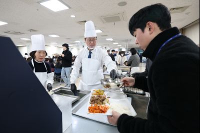 새해맞이 구내식당 떡국 배식 C1KS5291.JPG