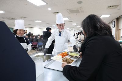 새해맞이 구내식당 떡국 배식 C1KS5302.JPG