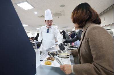 새해맞이 구내식당 떡국 배식 C1KS5310.JPG