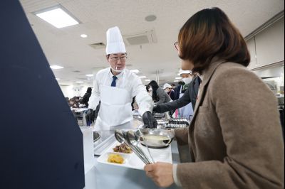 새해맞이 구내식당 떡국 배식 C1KS5312.JPG