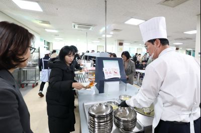 새해맞이 구내식당 떡국 배식 C1KS5321.JPG