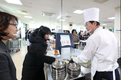 새해맞이 구내식당 떡국 배식 C1KS5322.JPG