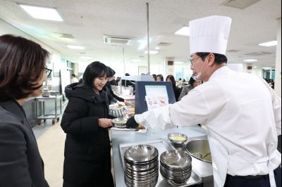 새해맞이 구내식당 떡국 배식 C1KS5327.JPG