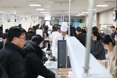 새해맞이 구내식당 떡국 배식 C1KS5332.JPG