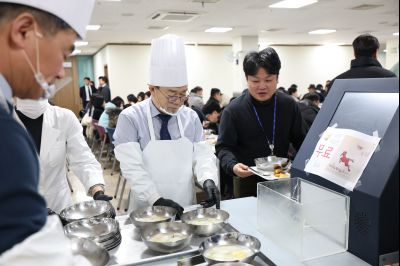 새해맞이 구내식당 떡국 배식 C1KS5335.JPG